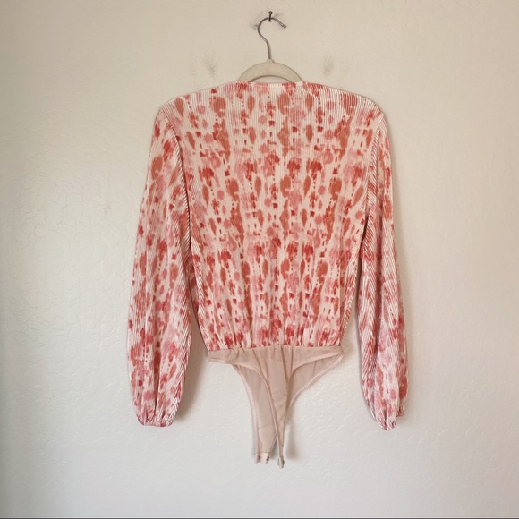 ASTR Cream Pink Textured Long Balloon Sleeve Surplice Bodysuit - Picture 6 of 7